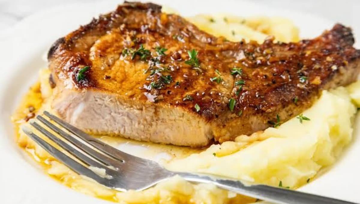 Garlic Butter Pork Chops That'll Make You Forget Chicken Exists