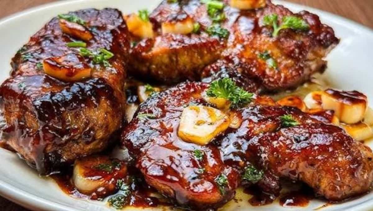 Garlic Butter Pork Chops That'll Make You Forget Chicken Exists