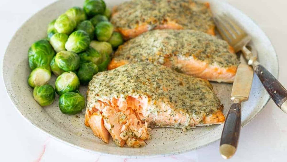 Heart-Healthy Baked Lemon Garlic Salmon: The 15-Minute Recipe That Doesn't Taste Like "Diet Food"